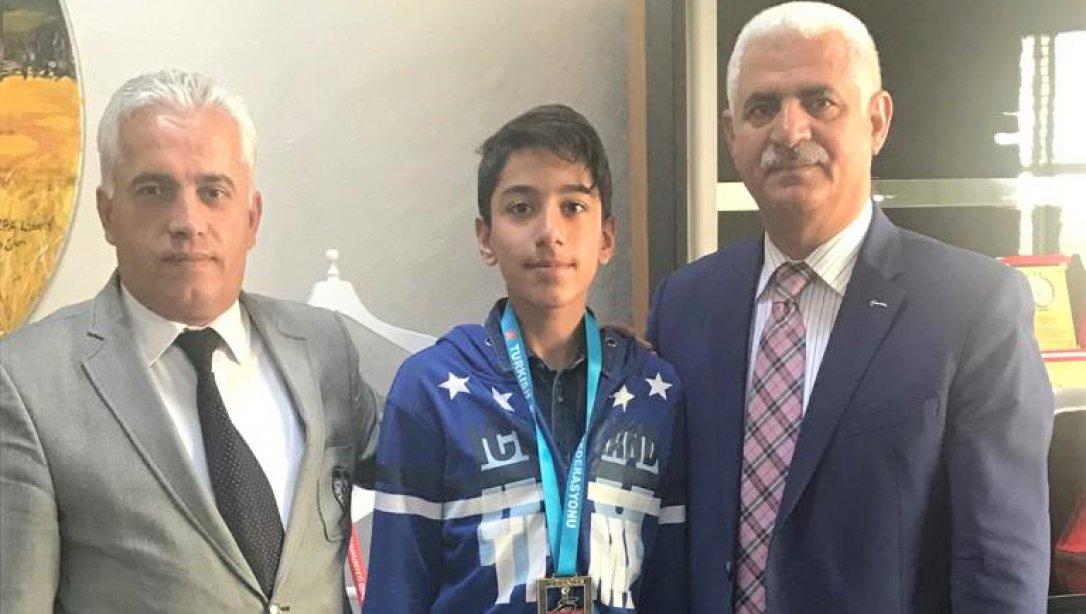 Türkiye Karate Şampiyonasında Türkiye Şampiyonu Olan İlçemiz Erdem Beyazıt Ortaokulu Öğrencisi Onur Karakoyun, Müdürümüz Sayın KESKİN'i Ziyaret Etti