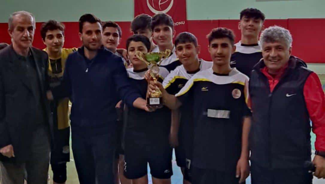 Mizancı Murat Anadolu İmam Hatip Lisesi Voleybol Takımı Küçük Erkekler Kategorisinde İl Şampiyonu Oldu