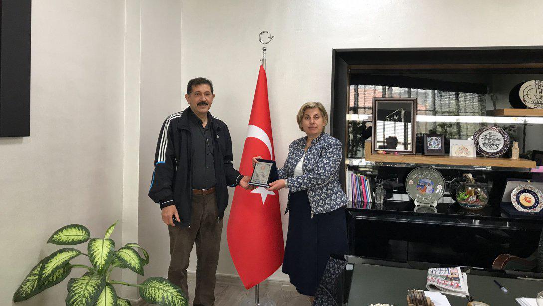Emekli Olan İlçemiz Personeli Mustafa Hazan'a İlçe Milli Eğitim Müdürümüz Elif Yörük Tarafından Plaket Verildi