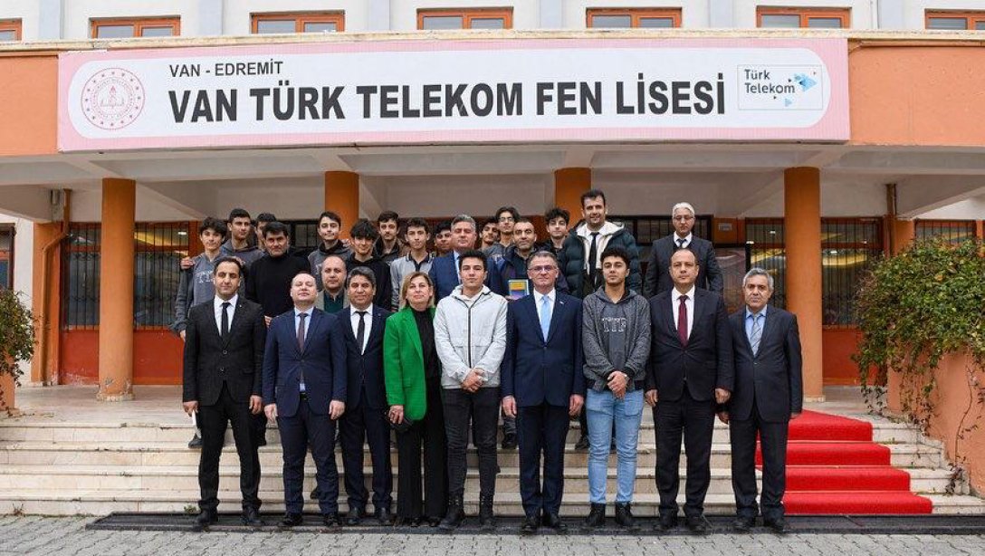 Van Valimiz Sn.Ozan Balcı,Türk Telekom Fen Lisesini ziyaret etti.