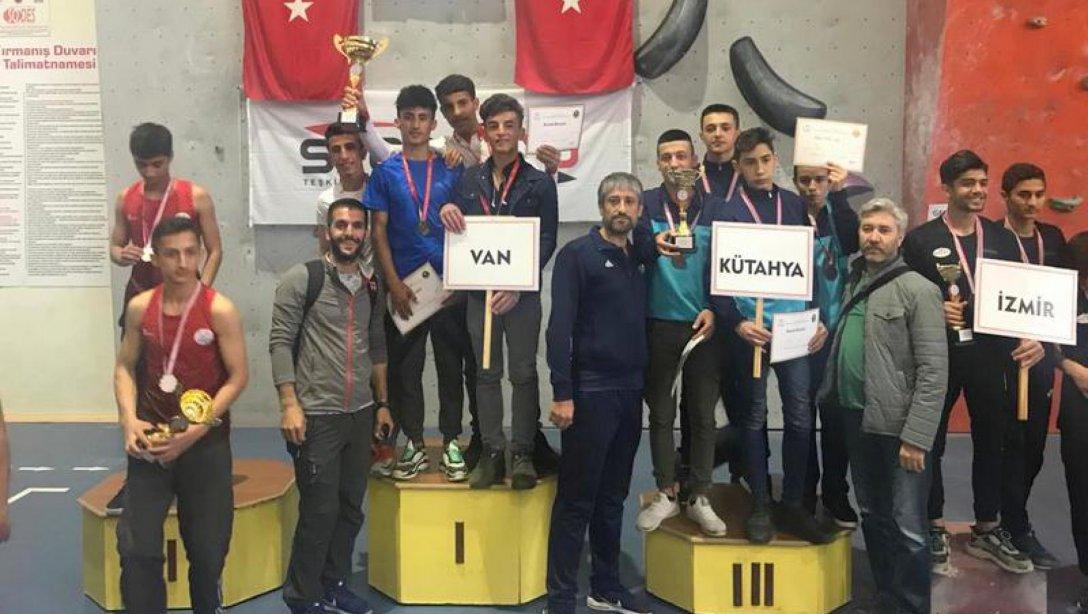 Evliya Çelebi Mesleki ve Teknik Anadolu Lisesi Tırmanış Müsabakalarında Genç Erkekler B Kategorisinde Türkiye 1. si Oldu.