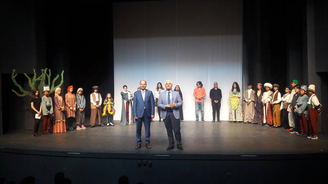 Erdemkent Ortaokulu Tiyatro Kulübü´nün Sergilediği ´´Gül Memiş, Söyle Memiş´´ Adlı Tiyatro Gösterisine Katıldık