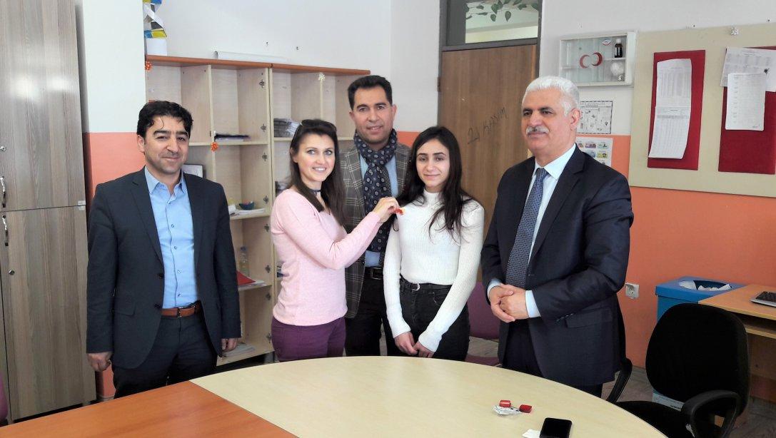 Kitap Okuma Yarışmasında İl Birincisi Olan Van Borsa İstanbul MTAL Öğrencimiz Songül Alkan, Müdürümüz İhsan Keskin Tarafından Ödüllendirildi