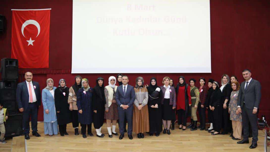 İlçe Milli Eğitim Müdürümüz Sayın Elif Yörük, Edremit Kaymakamlığının Düzenlediği 8 Mart Dünya Kadınlar Günü Programına Katıldı