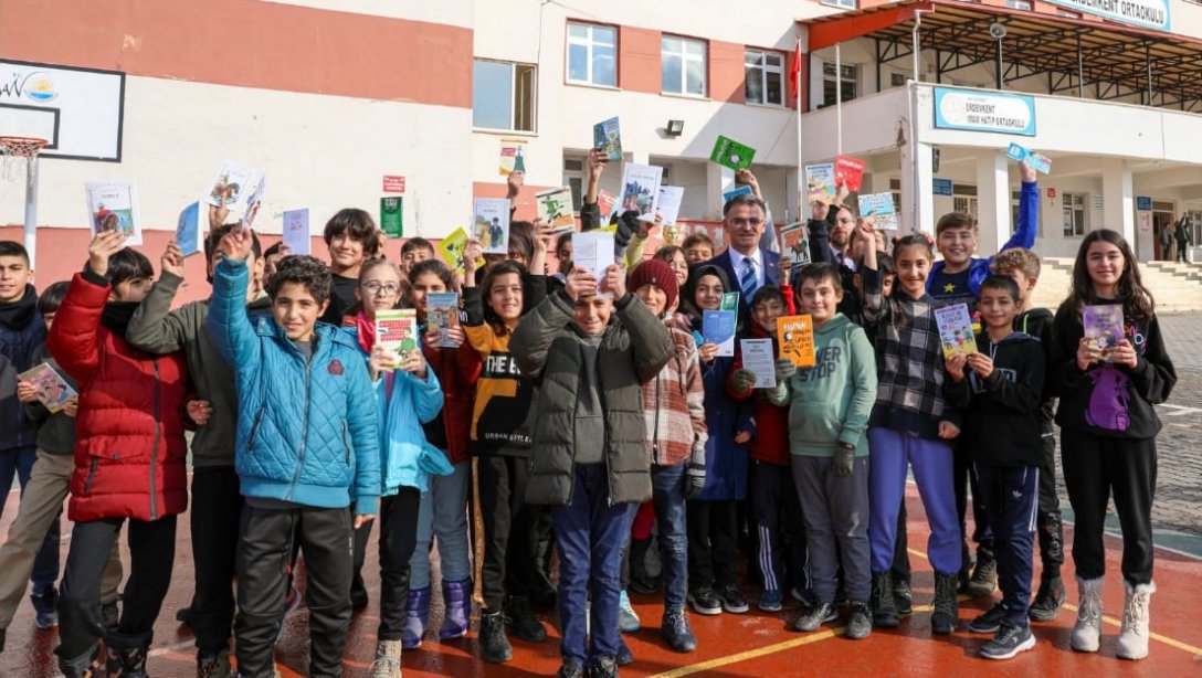 Valimiz Sn. Ozan Balcı, Edremit İlçesi Erdemkent İlköğretim okulunu ziyaret etti.