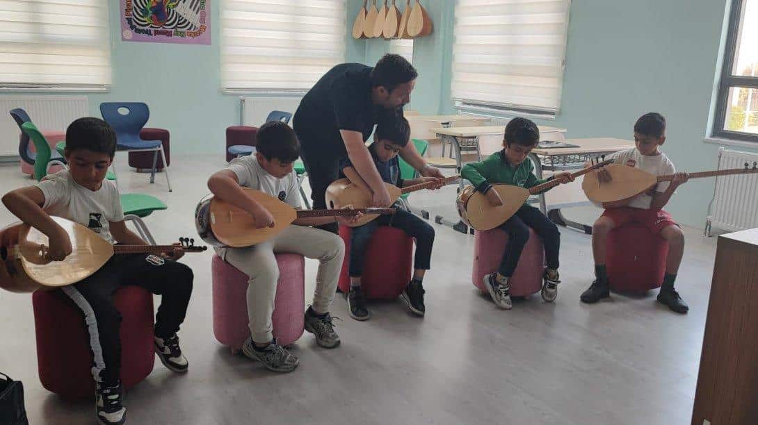 Edremit Kültür Sanat Merkezimizde Bağlama ve Piyano Kurslarımız Başlamıştır