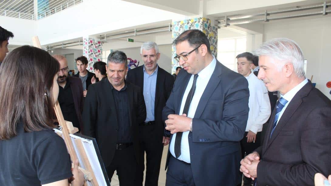 Türkiye Yardımsevenler Derneği Anadolu Lisesi'nden Resim Sergisi