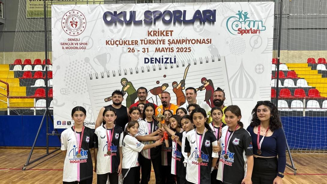 Mustafa Cengiz İlkokulu Kriket Takımlarından Büyük Başarı: Kızlar Türkiye Şampiyonu, Erkekler Türkiye Üçüncüsü!